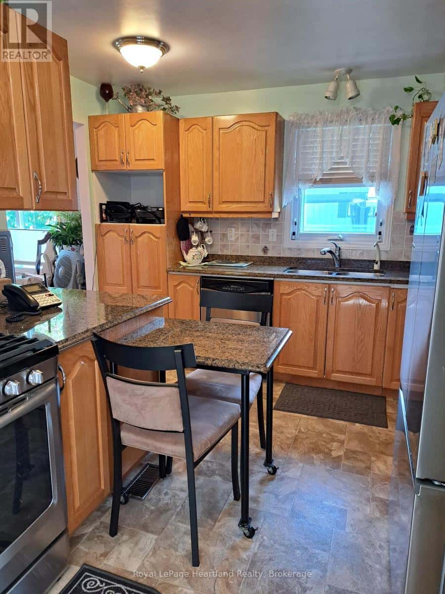 11-2 STEWART STREET — Strathroy-Caradoc (SE), Ontario - Photo 3 of 14