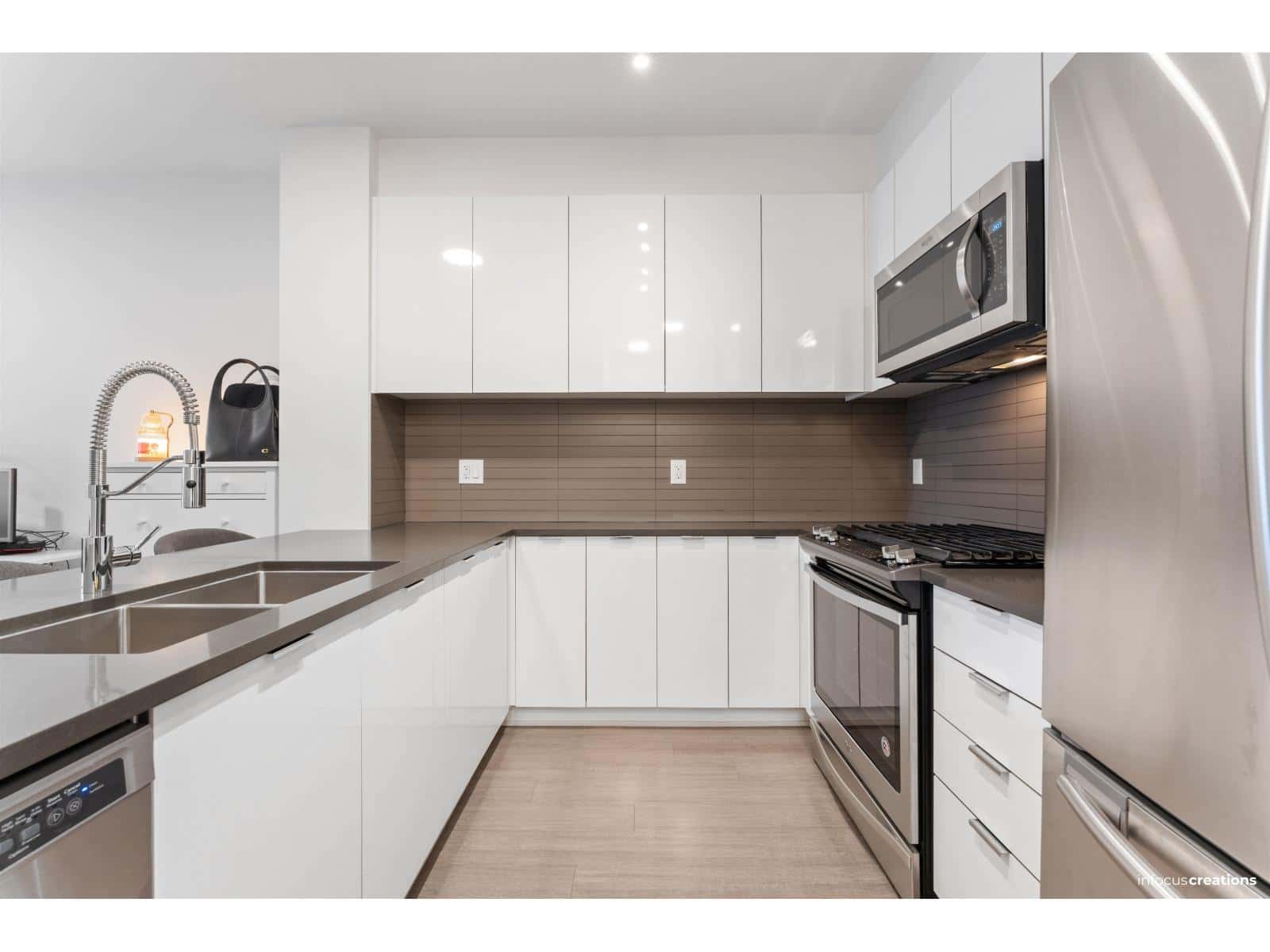 226 15137 33 AVENUE — Surrey, British Columbia - Photo 2 of 33