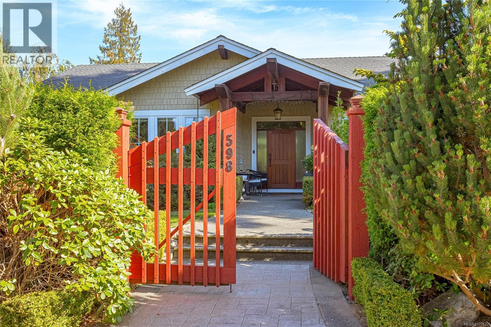 598 Arbutus St — Qualicum Beach, British Columbia - Main photo