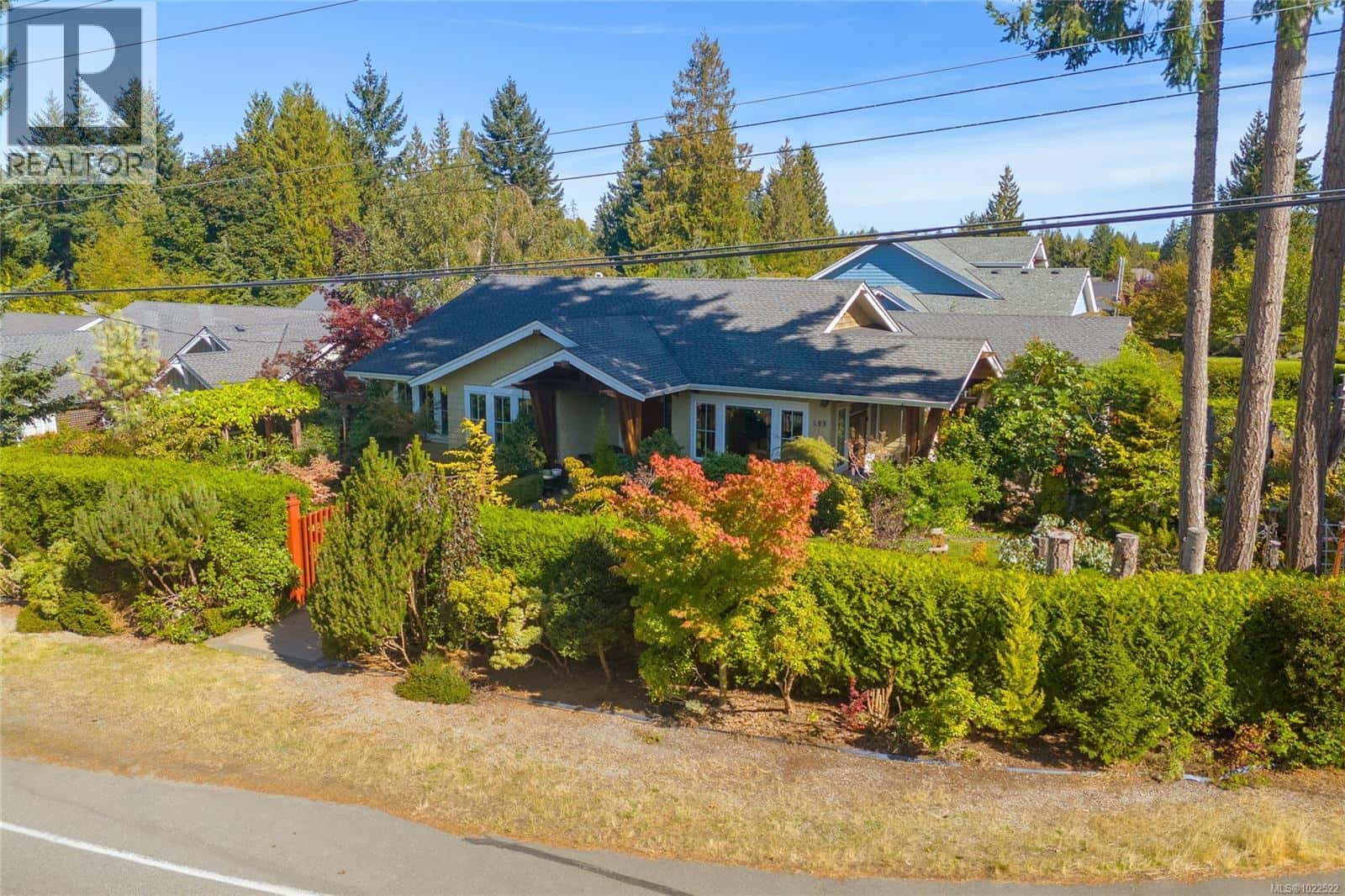 598 Arbutus St — Qualicum Beach, British Columbia - Photo 2 of 71