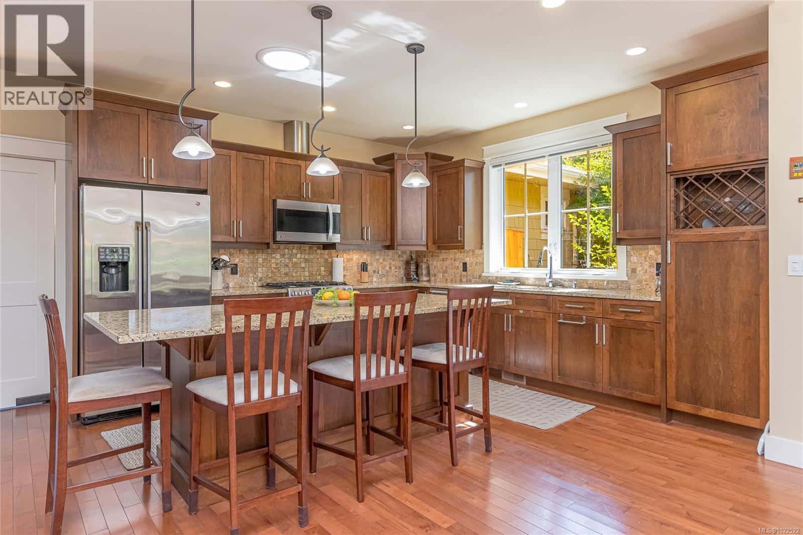 598 Arbutus St — Qualicum Beach, British Columbia - Photo 5 of 71