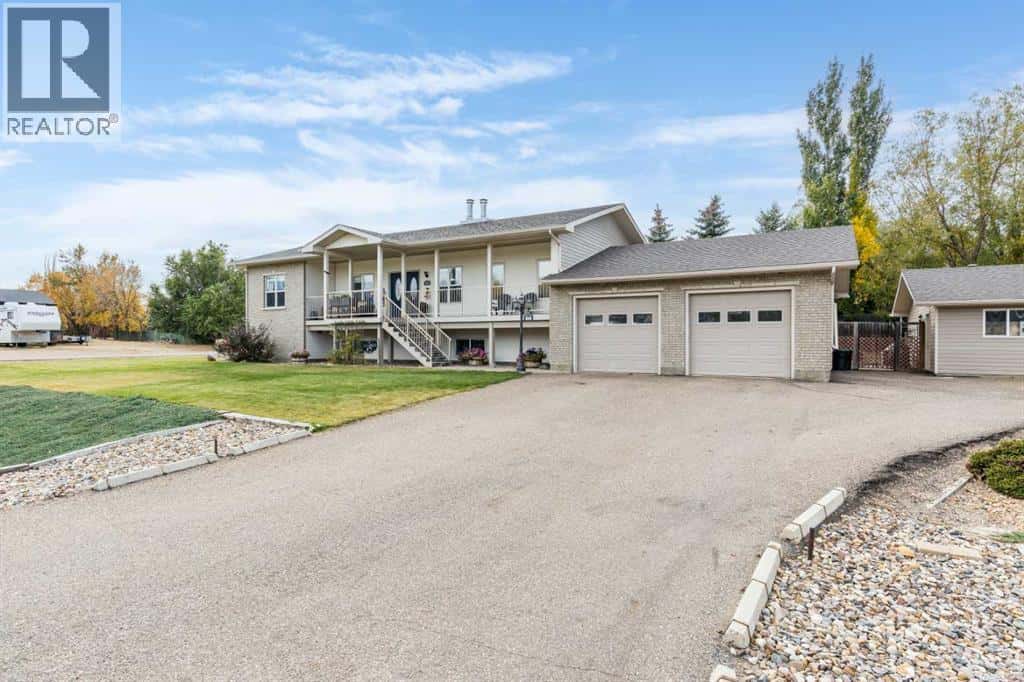 513 13 Street — Dunmore, Alberta - Photo 2 of 50