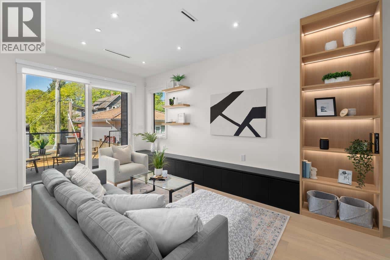 679 W 18TH AVENUE — Vancouver, British Columbia - Photo 3 of 34