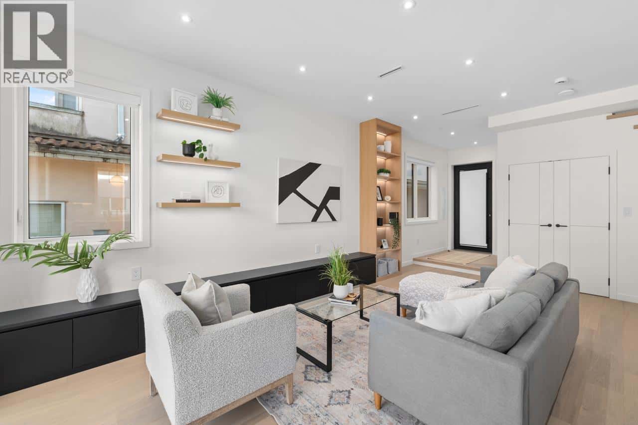 679 W 18TH AVENUE — Vancouver, British Columbia - Photo 4 of 34