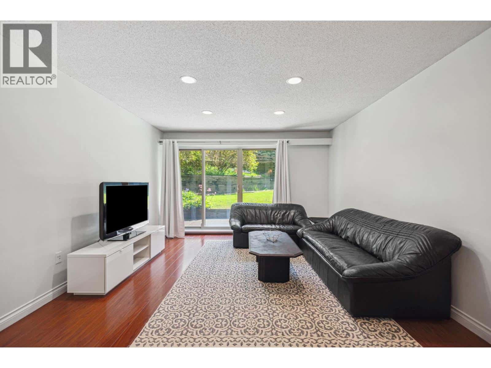 101 9857 MANCHESTER DRIVE — Burnaby, British Columbia - Photo 3 of 39