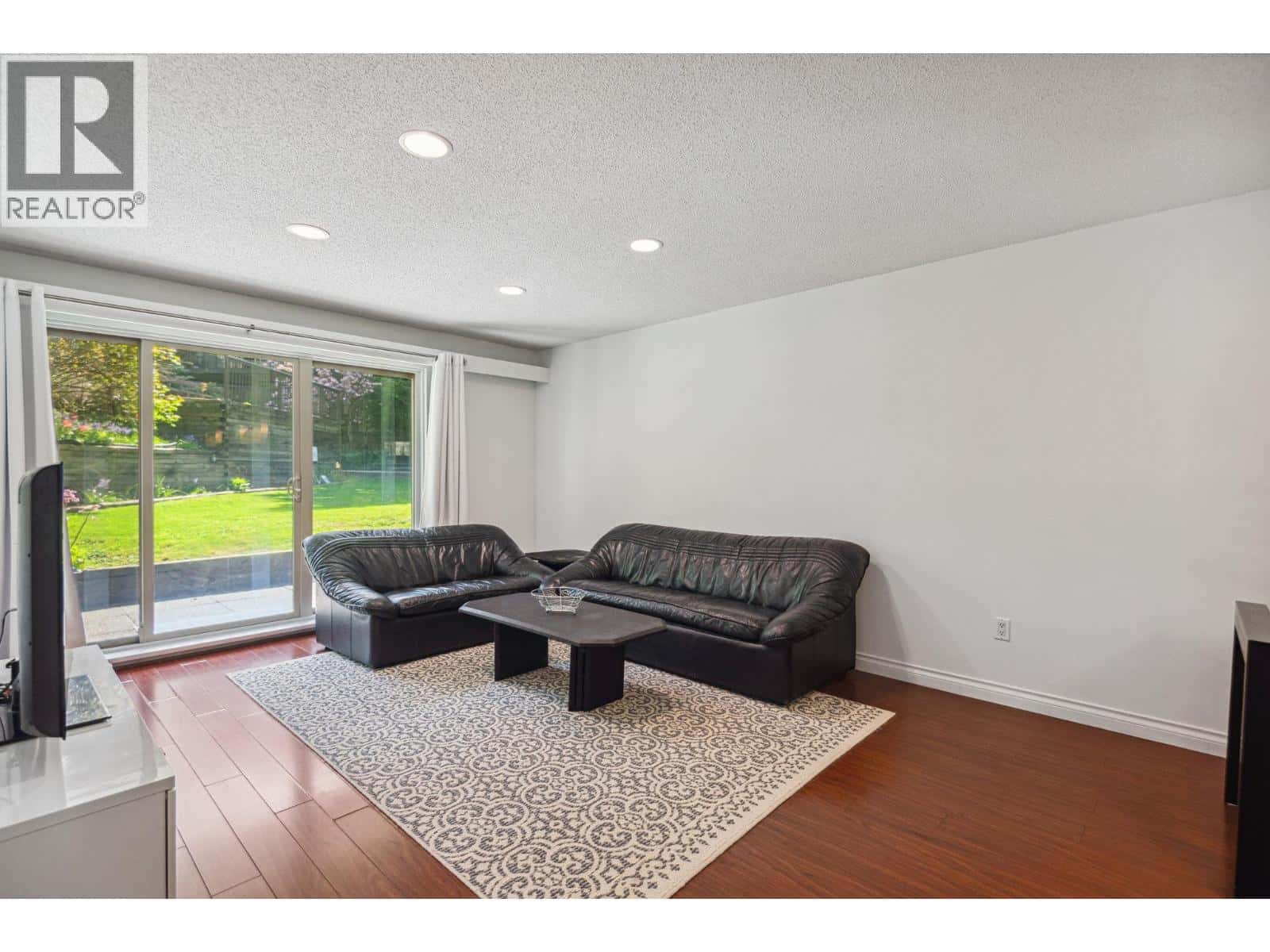 101 9857 MANCHESTER DRIVE — Burnaby, British Columbia - Photo 4 of 39