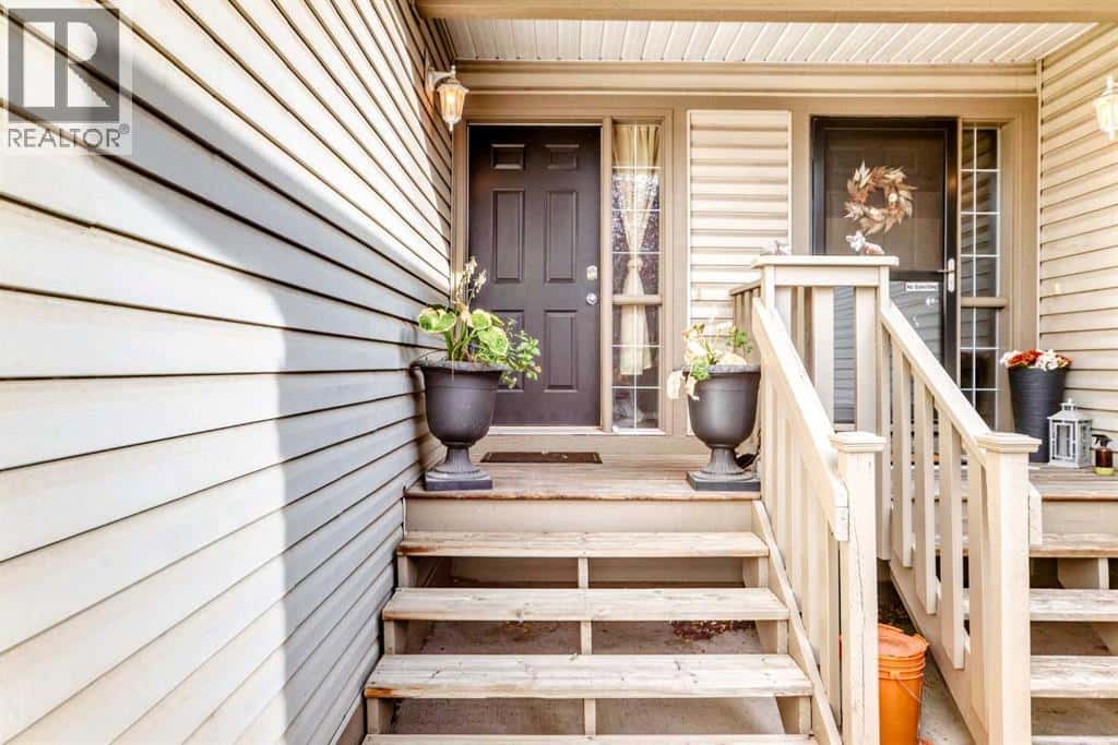 702, 720 Willowbrook Road NW — Airdrie, Alberta - Photo 4 of 43