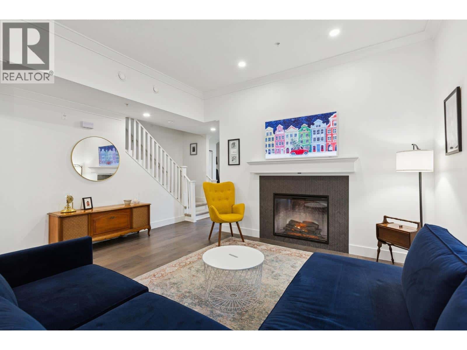 612 BRANTFORD STREET — New Westminster, British Columbia - Photo 5 of 40