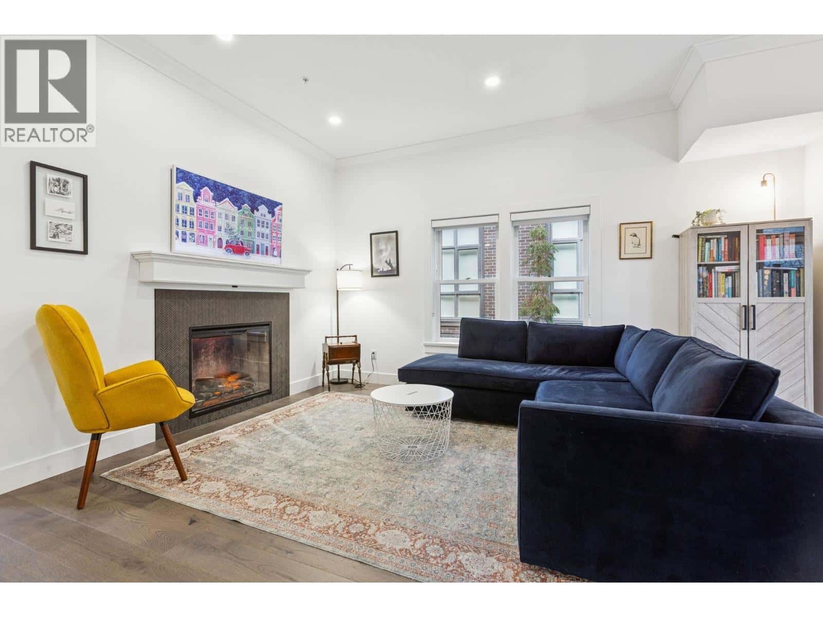 612 BRANTFORD STREET — New Westminster, British Columbia - Photo 2 of 40