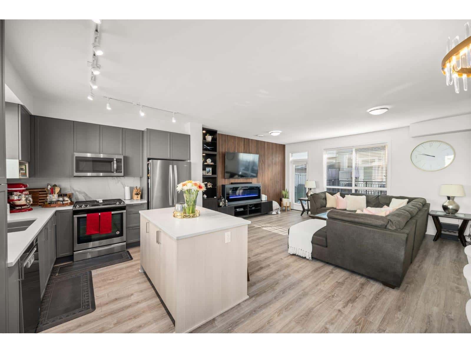 75 9718 161A STREET — Surrey, British Columbia - Photo 2 of 26