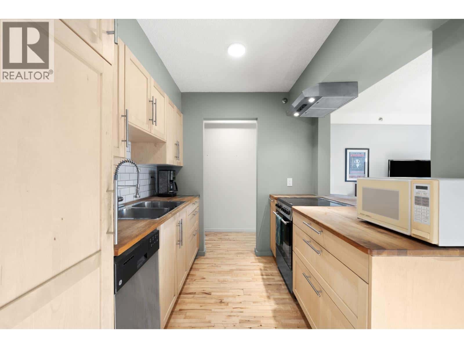 104 1549 KITCHENER STREET — Vancouver, British Columbia - Photo 2 of 20