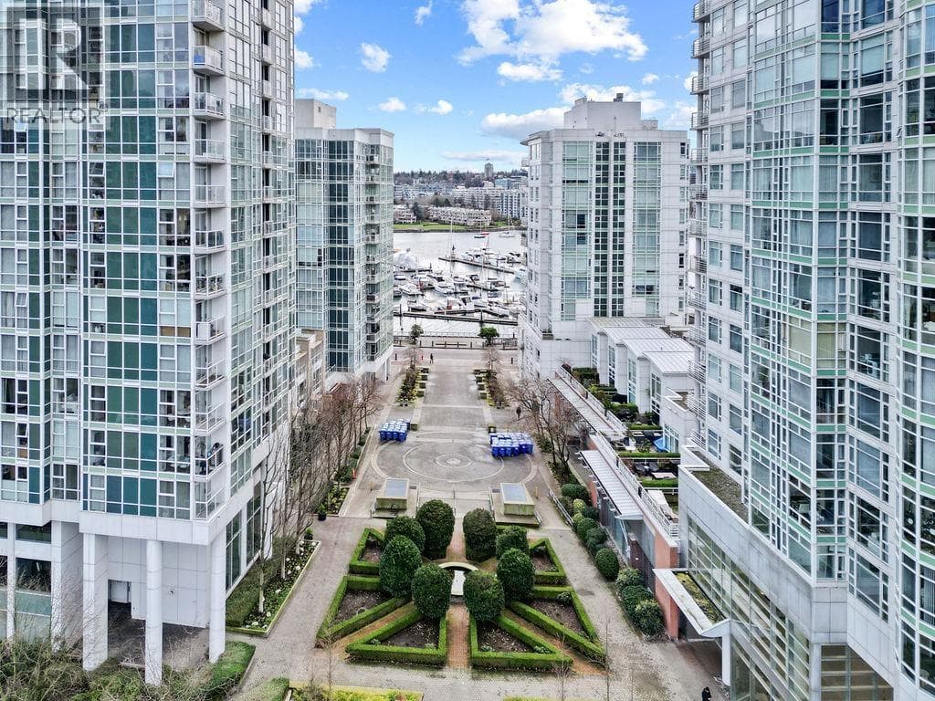 123 AQUARIUS MEWS — Vancouver, British Columbia - Main photo
