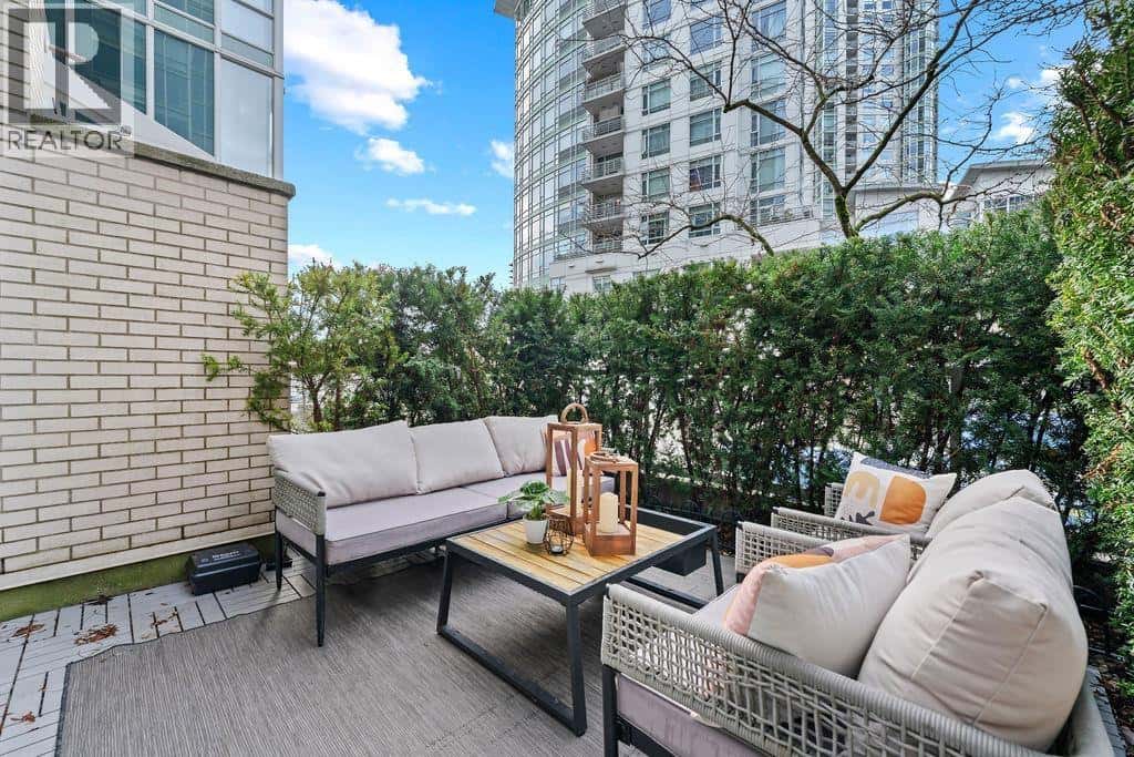 123 AQUARIUS MEWS — Vancouver, British Columbia - Photo 4 of 38