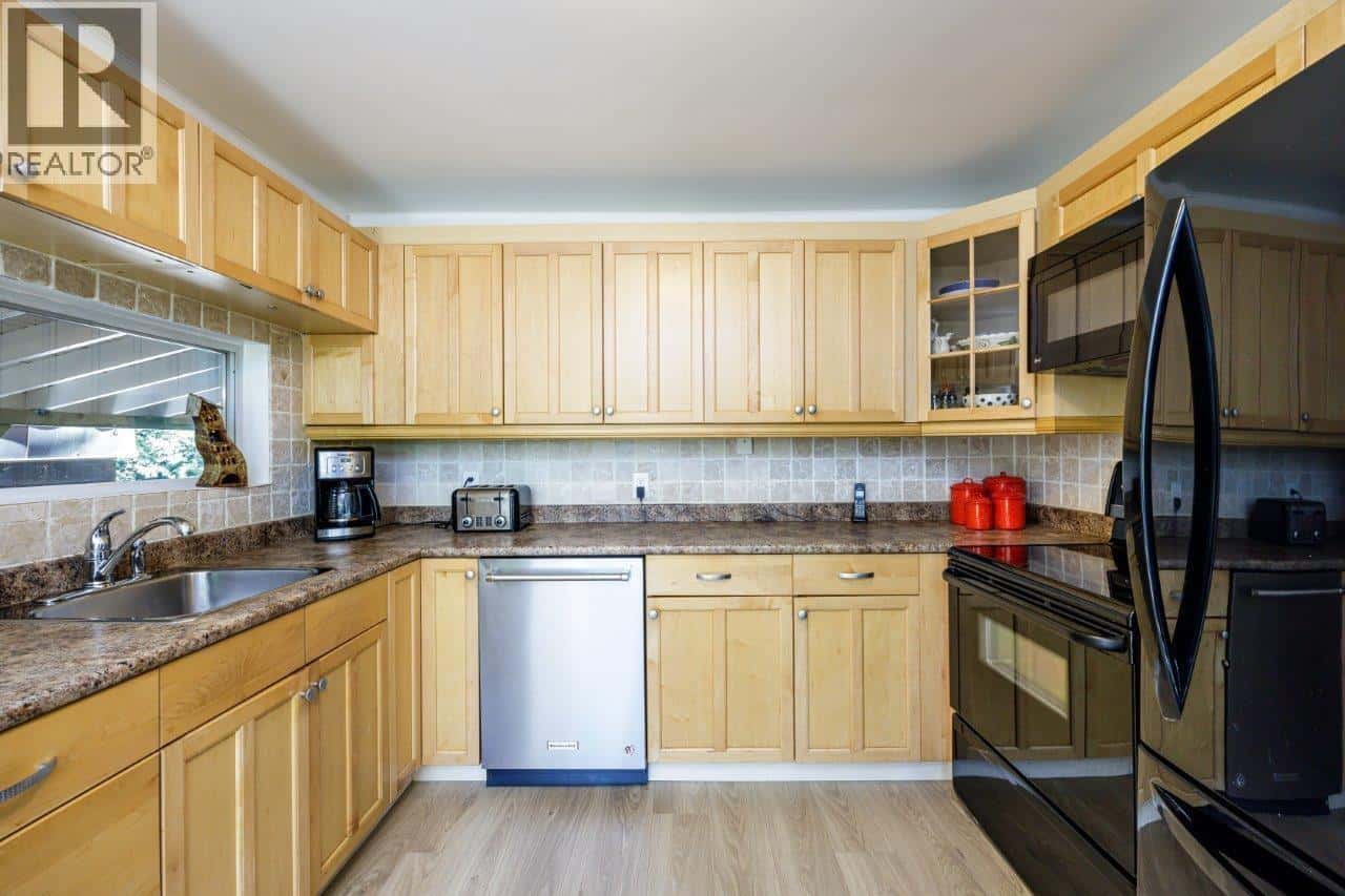 1061 GLADWIN DRIVE — North Vancouver, British Columbia - Photo 5 of 40