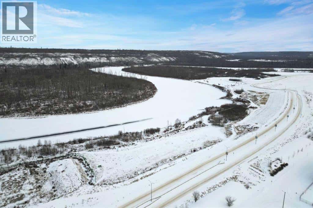 7423 Railway Avenue — Fort McMurray, Alberta - Photo 5 of 48