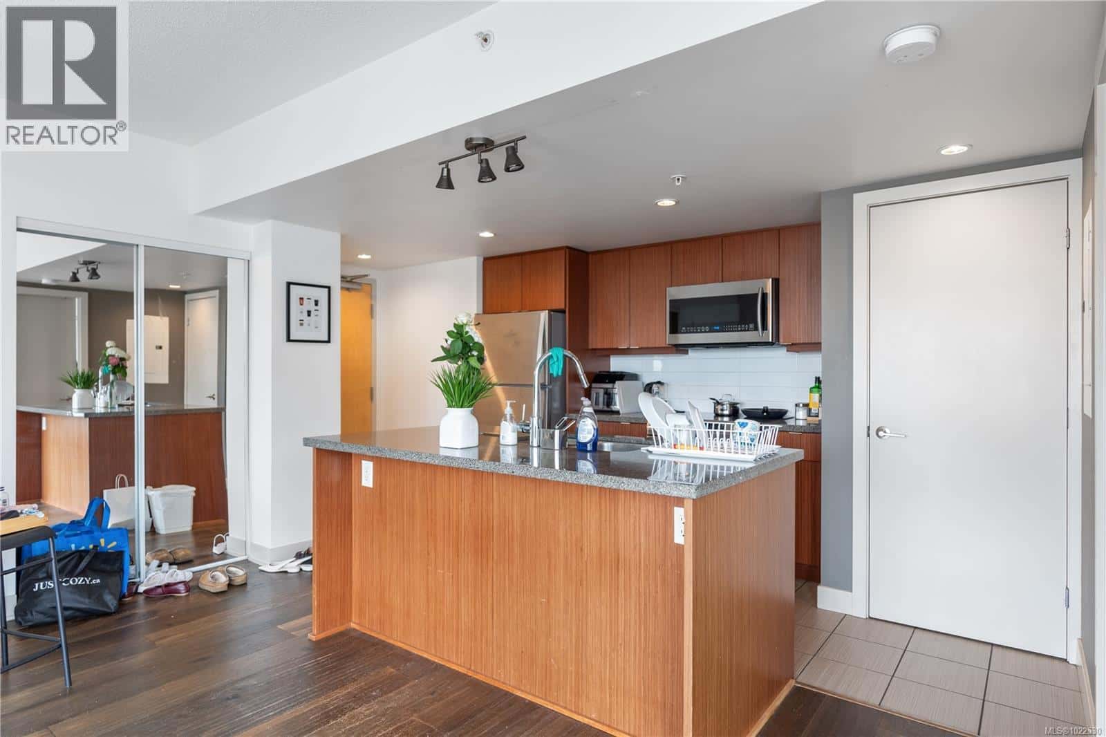 701 760 Johnson St — Victoria, British Columbia - Photo 4 of 12