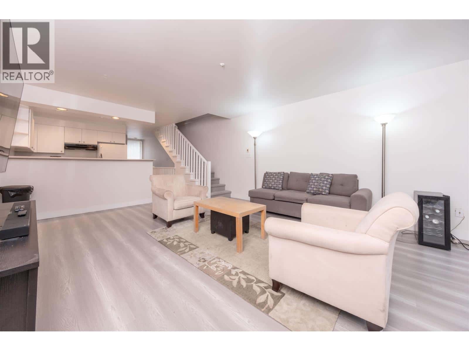 3371 FIELDSTONE AVENUE — Vancouver, British Columbia - Photo 4 of 23