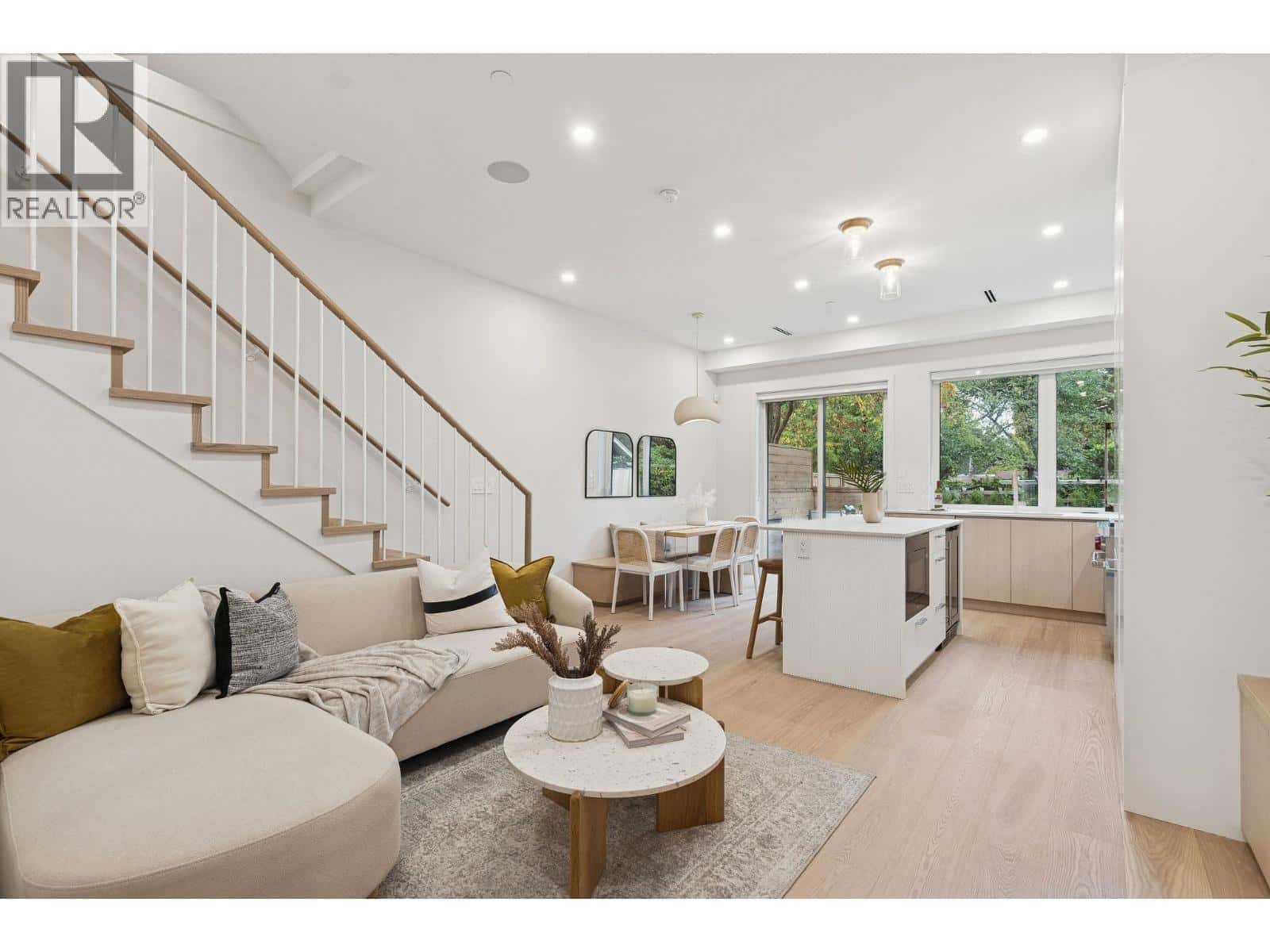 2 7 E 23RD AVENUE — Vancouver, British Columbia - Photo 2 of 23