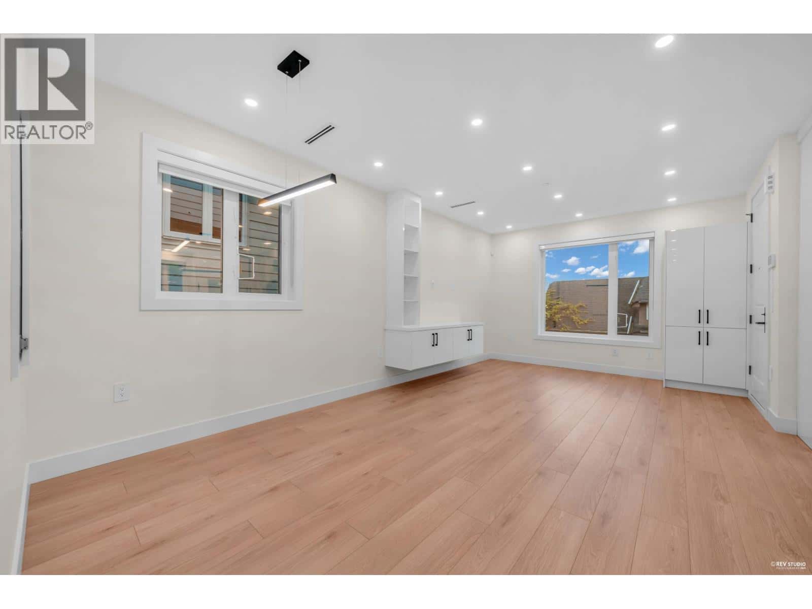 3 3090 VANNESS AVENUE — Vancouver, British Columbia - Photo 2 of 22