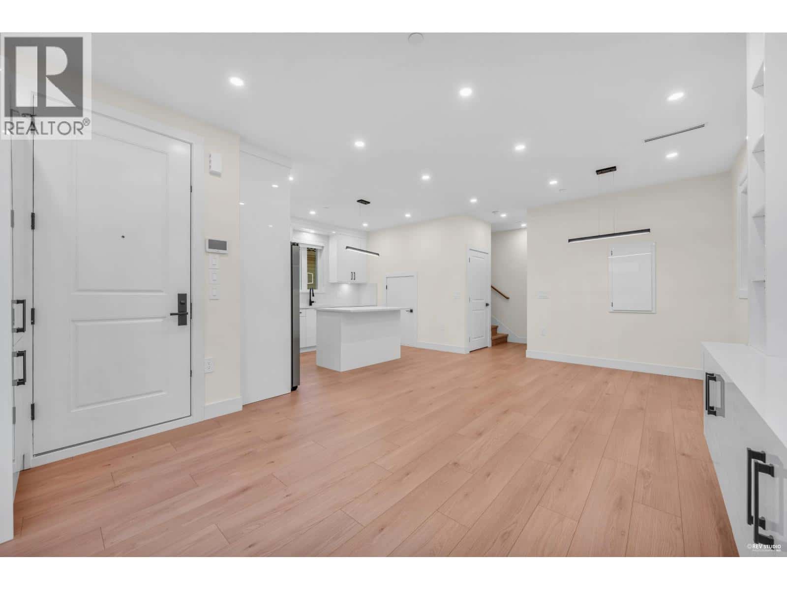 3 3090 VANNESS AVENUE — Vancouver, British Columbia - Photo 3 of 22