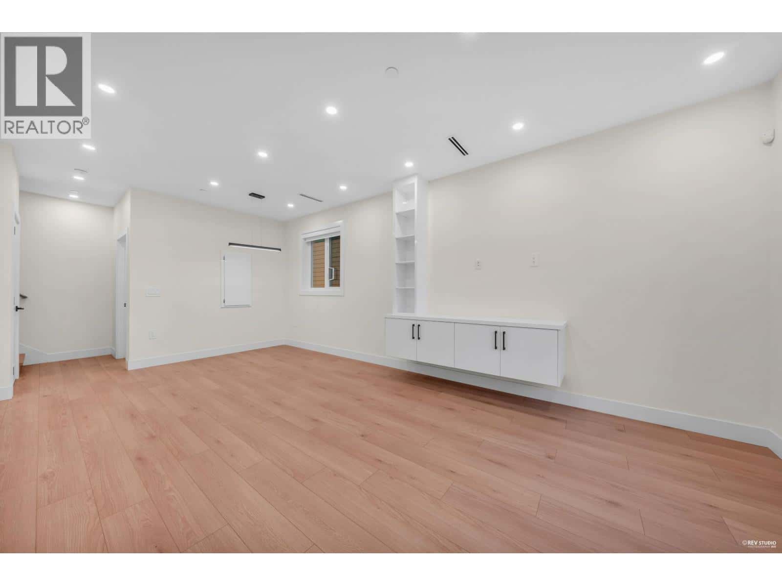 3 3090 VANNESS AVENUE — Vancouver, British Columbia - Photo 4 of 22