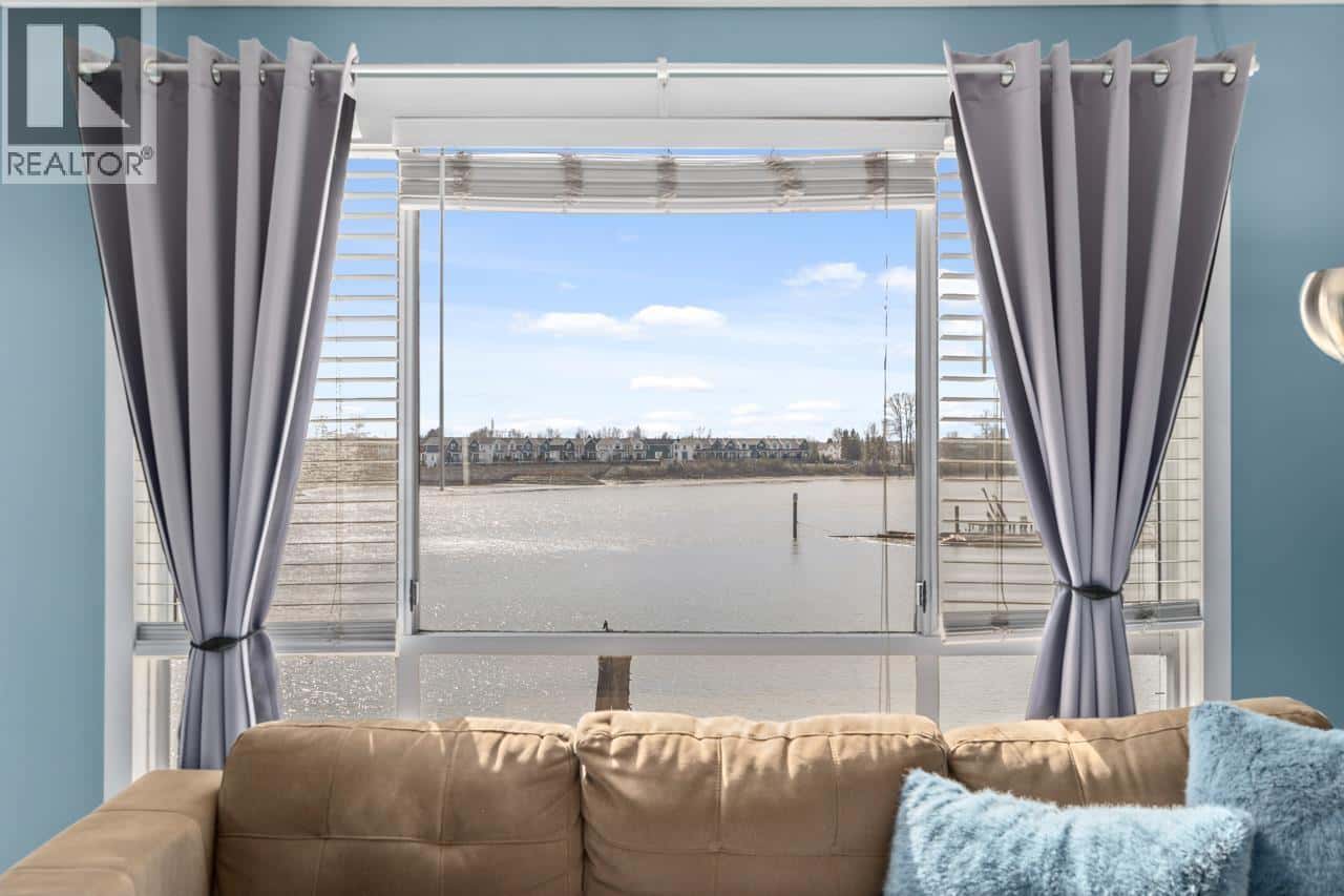 312 6 RENAISSANCE SQUARE — New Westminster, British Columbia - Photo 3 of 24