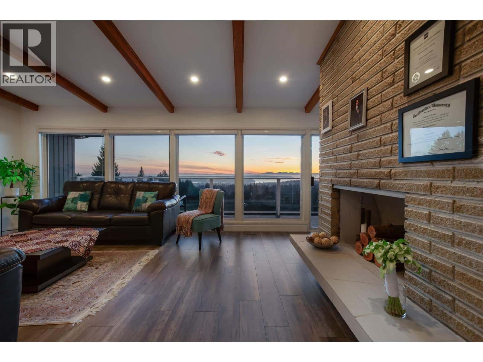 637 ALPINE COURT — North Vancouver, British Columbia - Photo 4 of 40