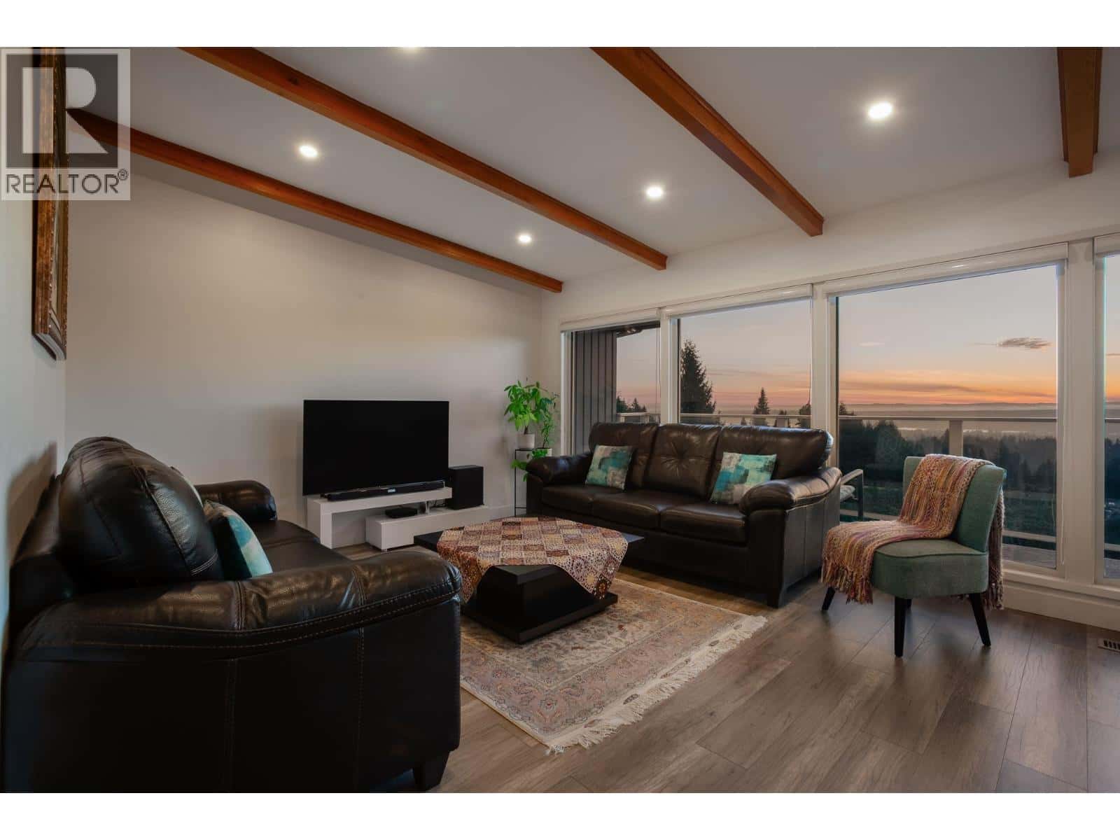 637 ALPINE COURT — North Vancouver, British Columbia - Photo 5 of 40