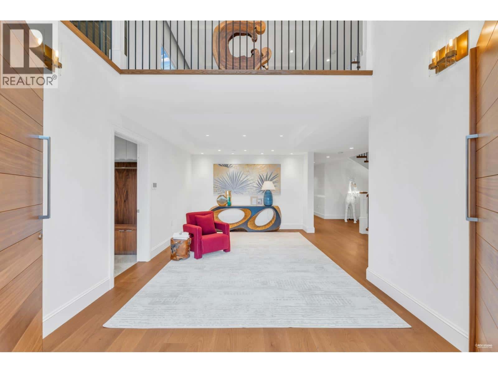 565 ROBIN HOOD ROAD — West Vancouver, British Columbia - Photo 3 of 40