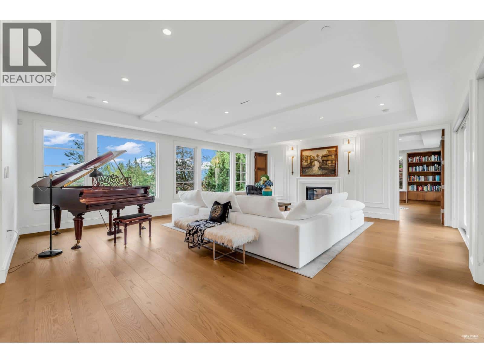 565 ROBIN HOOD ROAD — West Vancouver, British Columbia - Photo 4 of 40