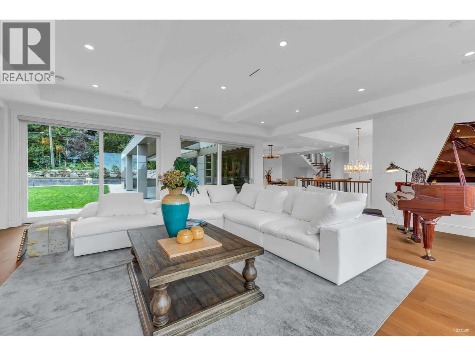 565 ROBIN HOOD ROAD — West Vancouver, British Columbia - Photo 5 of 40