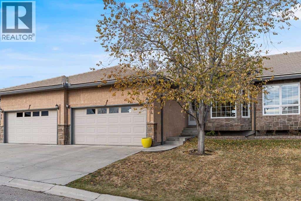 84 Shannon Estates Terrace SW — Calgary, Alberta - Photo 2 of 43