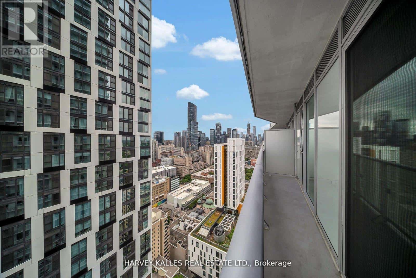 Toronto (Waterfront Communities) — Toronto (Waterfront Communities) - Photo 2 of 11