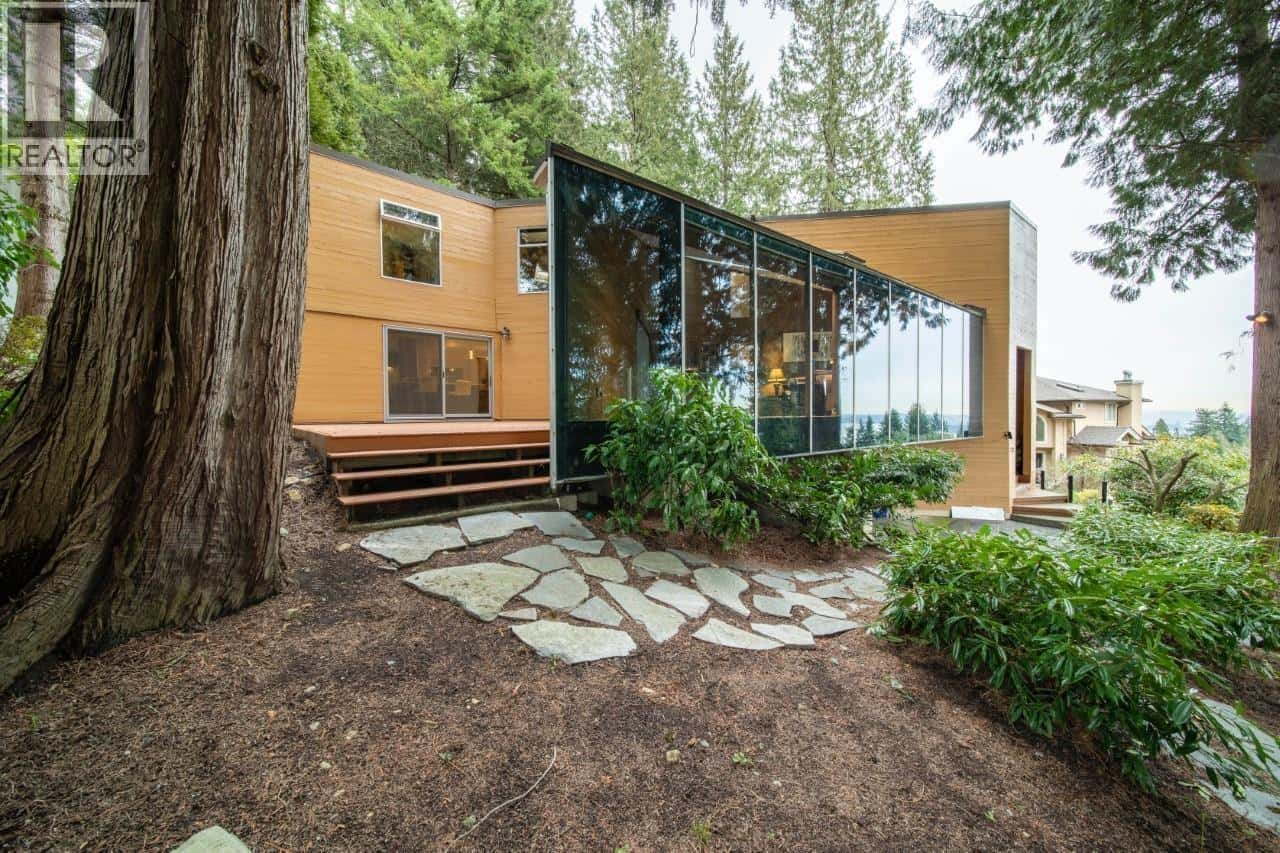 2222 CHAIRLIFT ROAD — West Vancouver, British Columbia - Photo 3 of 32