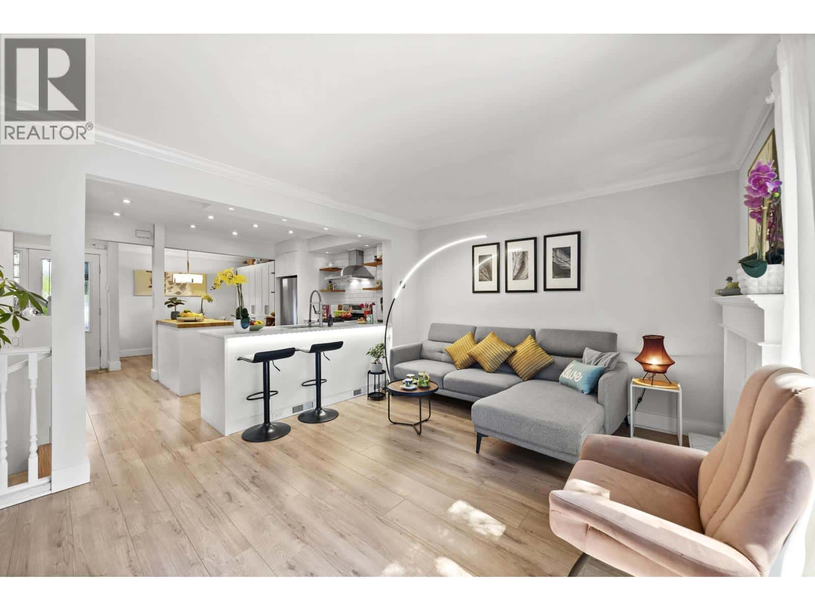 49 1910 CEDAR VILLAGE CRESCENT — North Vancouver, British Columbia - Photo 2 of 40