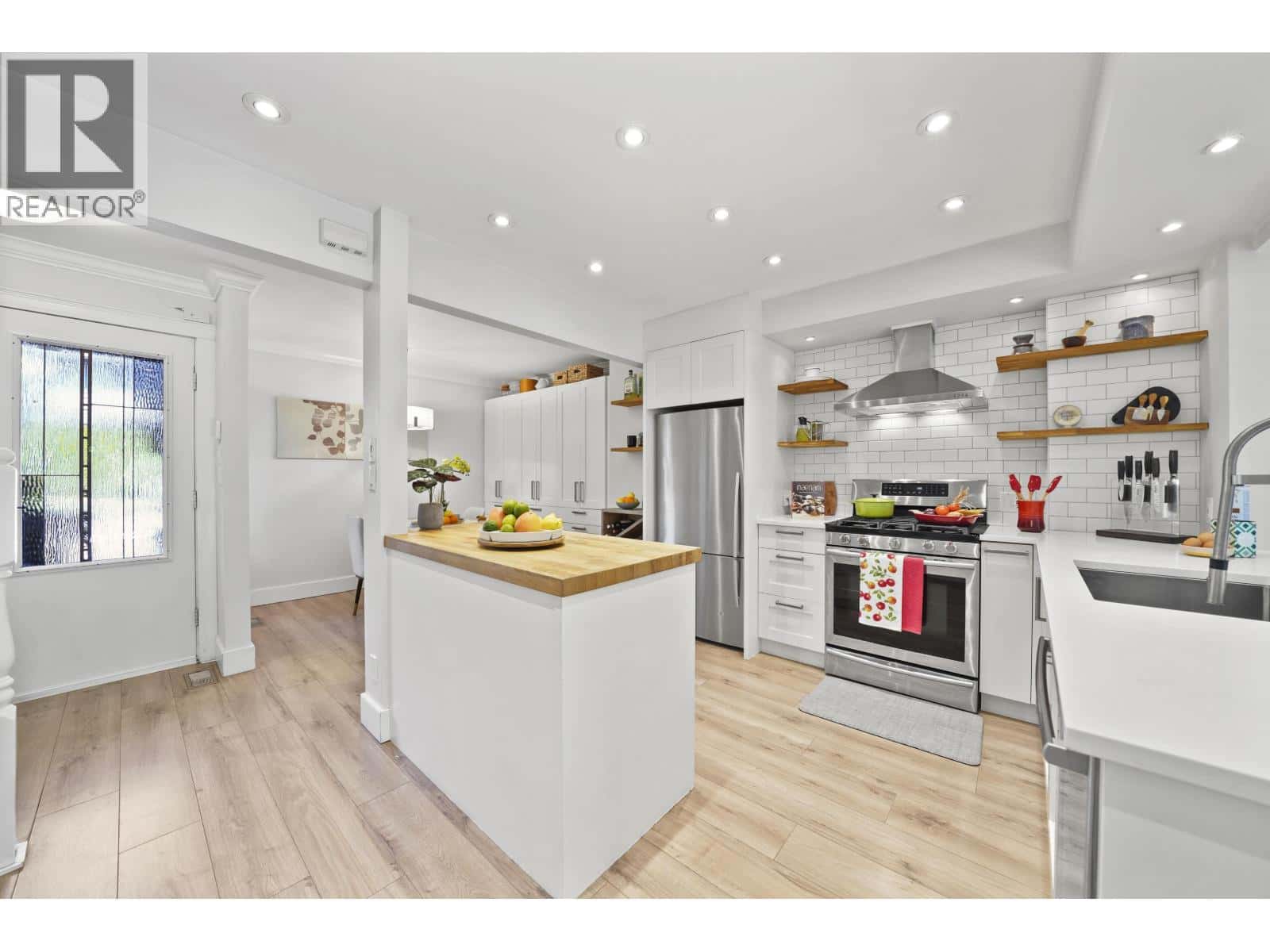 49 1910 CEDAR VILLAGE CRESCENT — North Vancouver, British Columbia - Photo 5 of 40