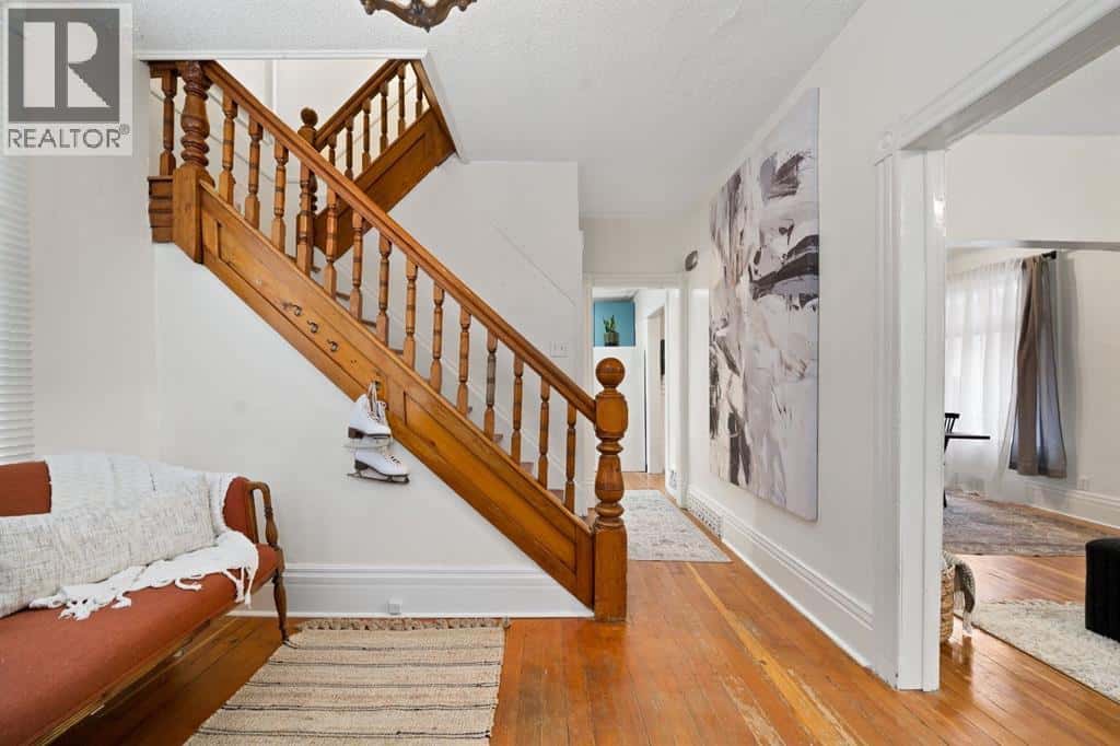 387 5 Street SE — Medicine Hat, Alberta - Photo 4 of 48