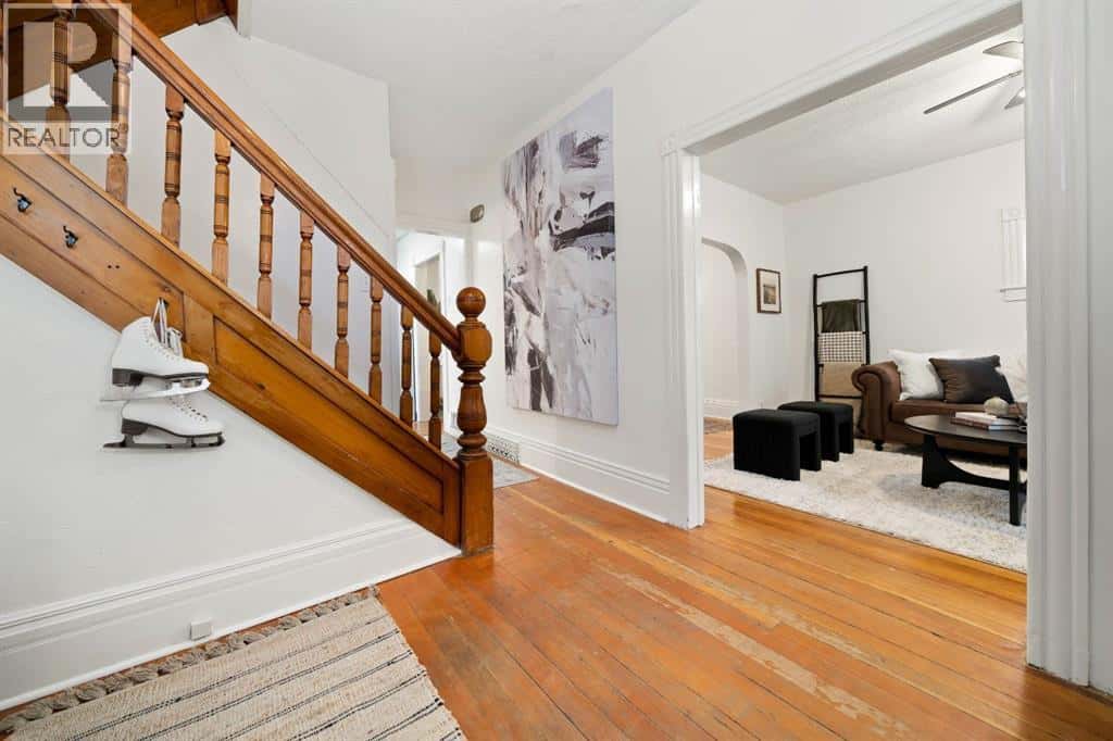 387 5 Street SE — Medicine Hat, Alberta - Photo 5 of 48