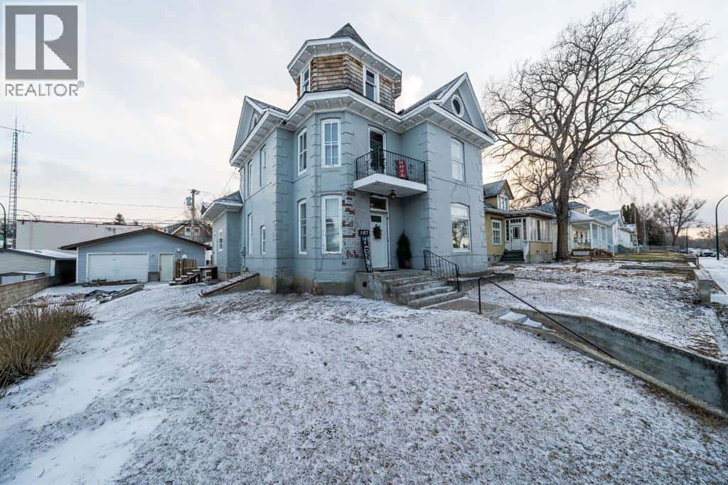 387 5 Street SE — Medicine Hat, Alberta - Photo 2 of 48