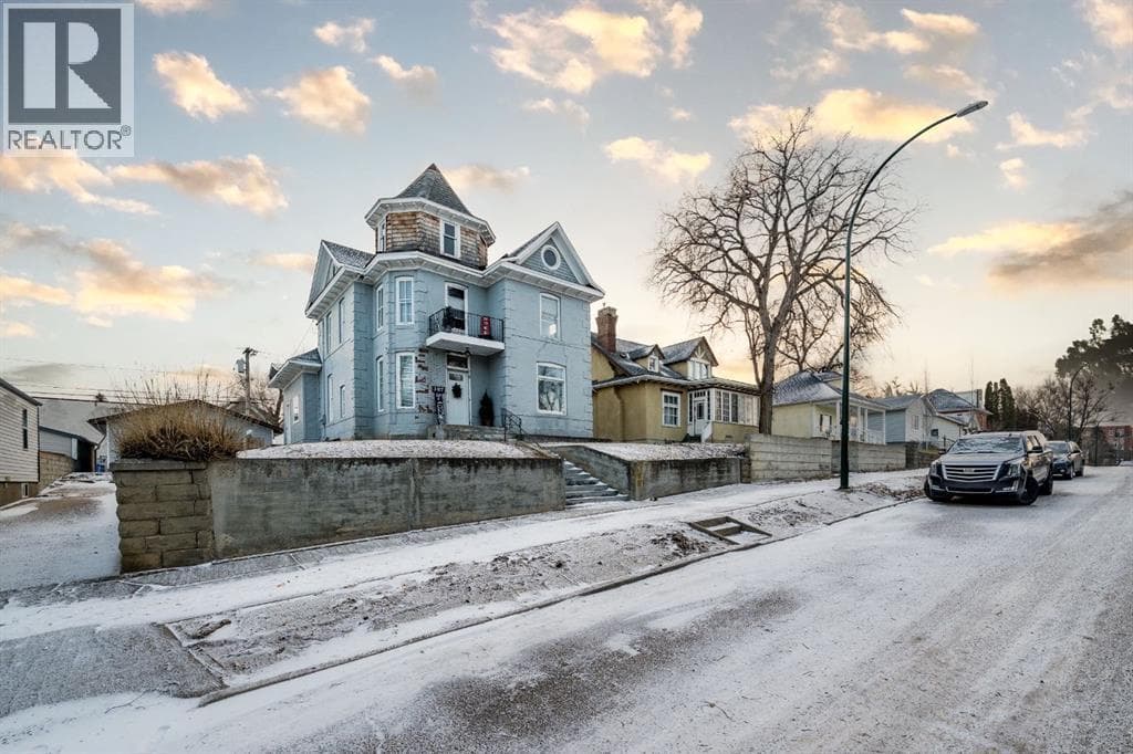 387 5 Street SE — Medicine Hat, Alberta - Main photo