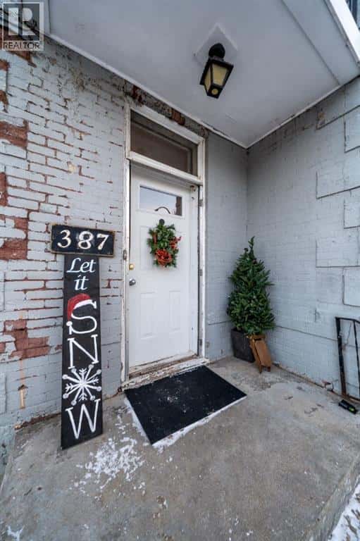 387 5 Street SE — Medicine Hat, Alberta - Photo 3 of 48