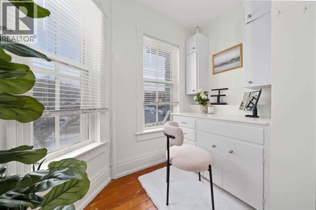 Medicine Hat — Medicine Hat - Photo 4 of 48