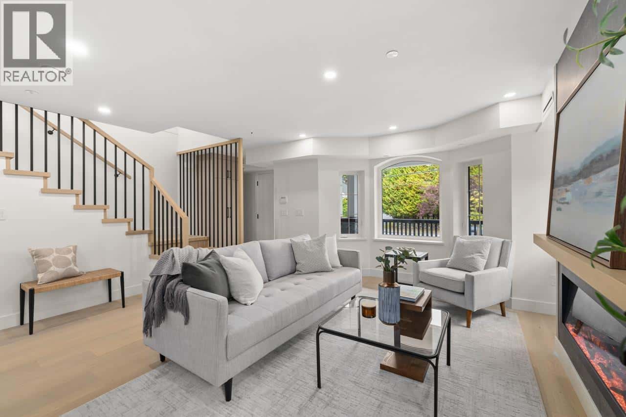 2436 W 49TH AVENUE — Vancouver, British Columbia - Photo 4 of 35