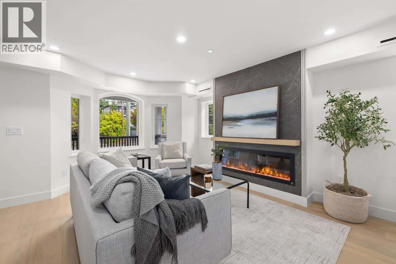 2436 W 49TH AVENUE — Vancouver, British Columbia - Photo 5 of 35