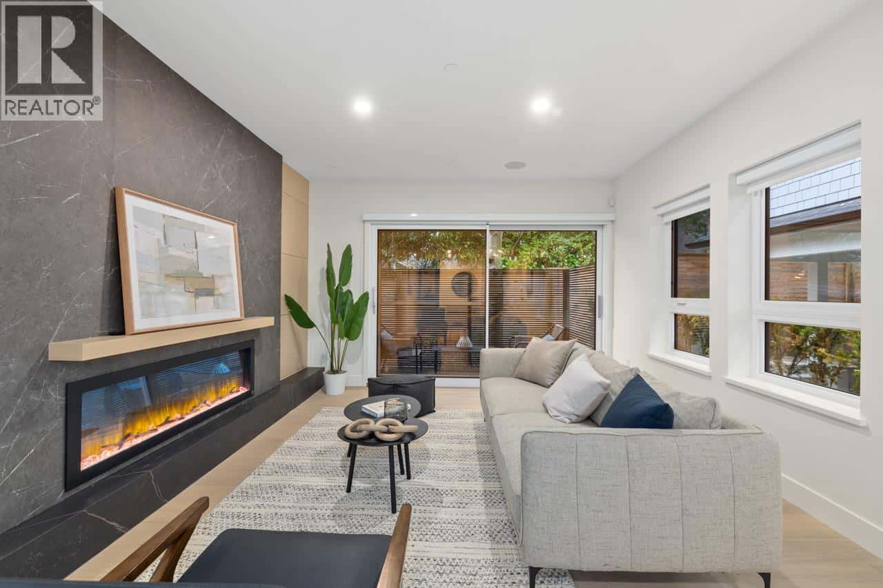 2430 W 49TH AVENUE — Vancouver, British Columbia - Photo 3 of 36