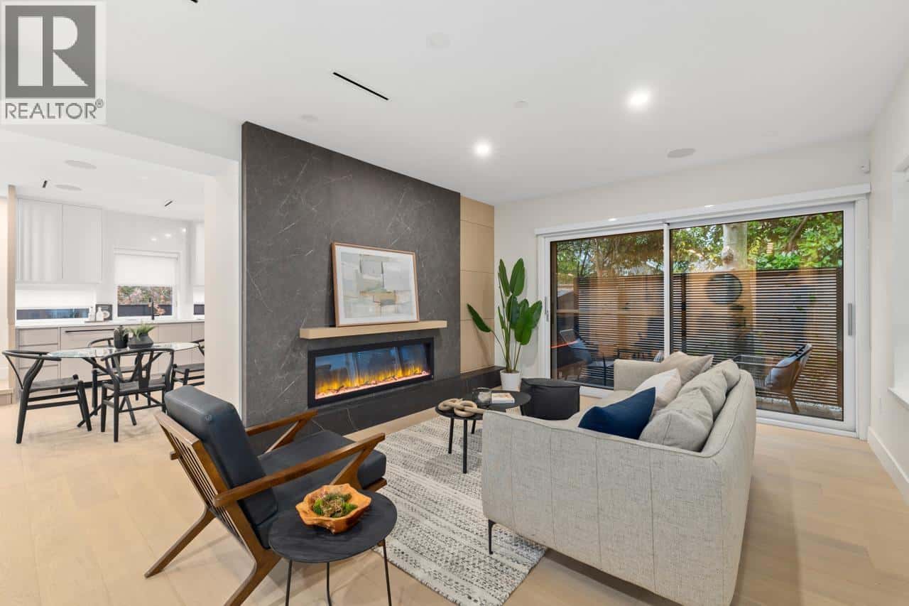 2430 W 49TH AVENUE — Vancouver, British Columbia - Photo 4 of 36