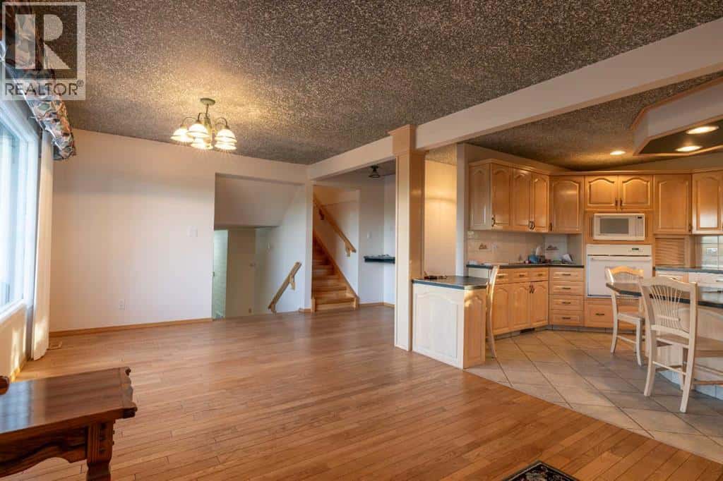 83246 Range Road 211 — Rural Northern Sunrise County, Alberta - Photo 4 of 50