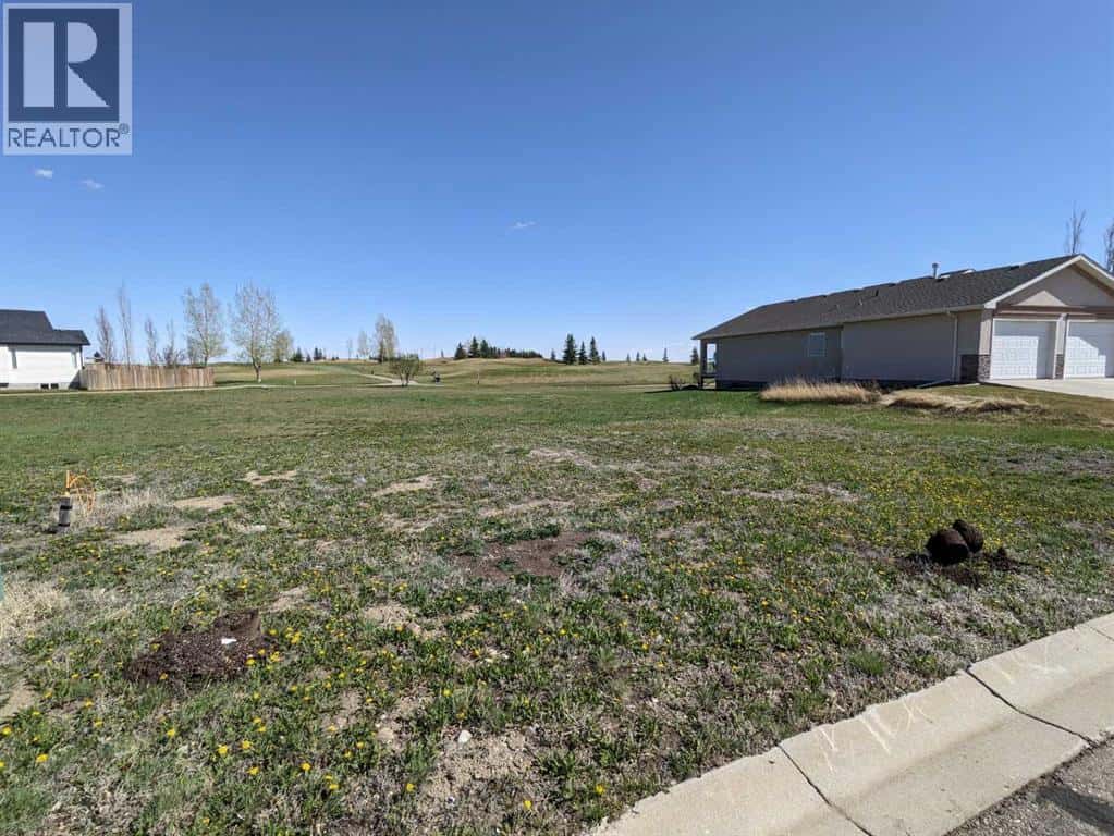 1502 Whispering Drive — Vulcan, Alberta - Photo 2 of 6