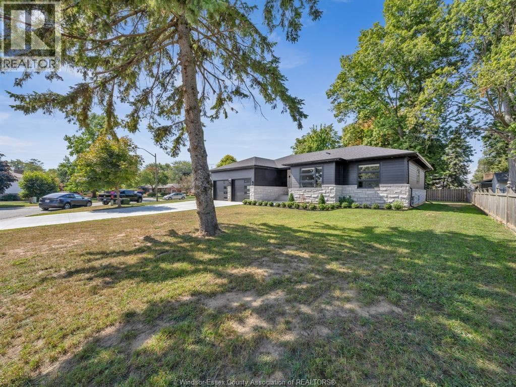 1499 FULLER DRIVE — Kingsville, Ontario - Main photo
