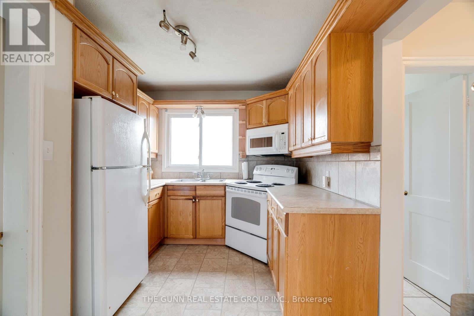 118 ST JULIEN STREET W — London East (East M), Ontario - Photo 4 of 46